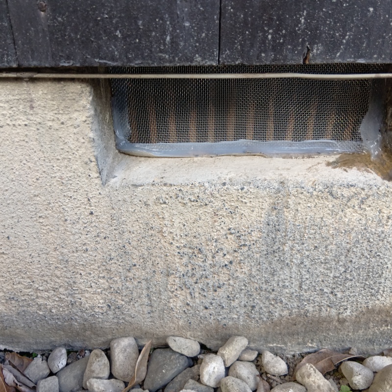 床下換気口をネットとパテで封鎖