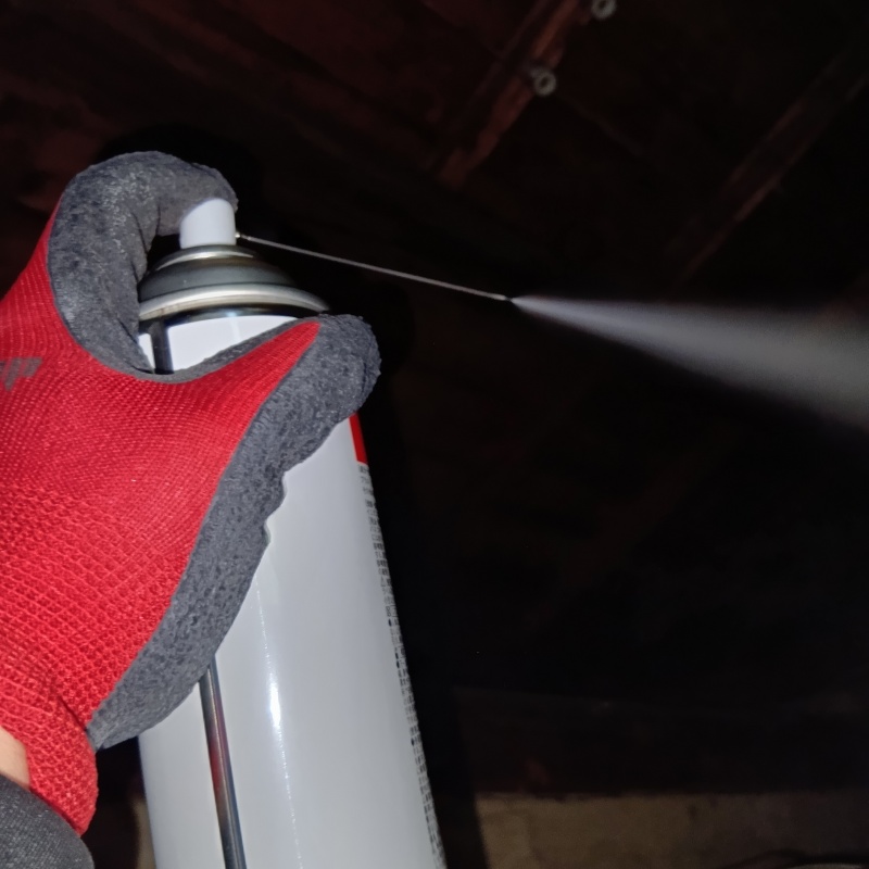 殺虫剤をスプレー