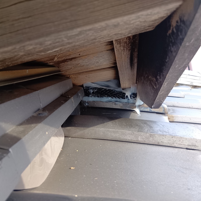 屋根材のすき間を封鎖