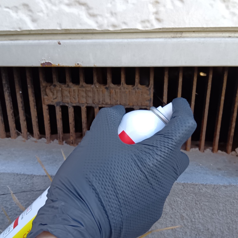 床下換気口から忌避剤をスプレー