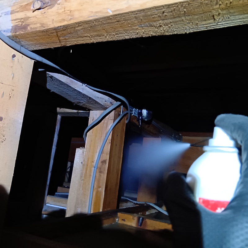 天井裏に忌避剤をスプレー