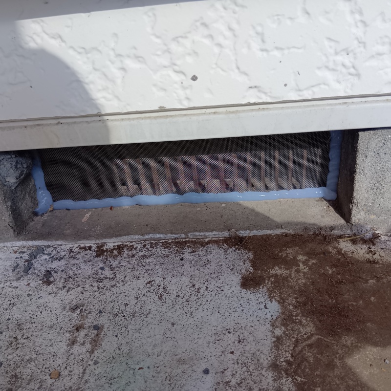 床下換気口をネットとパテで封鎖