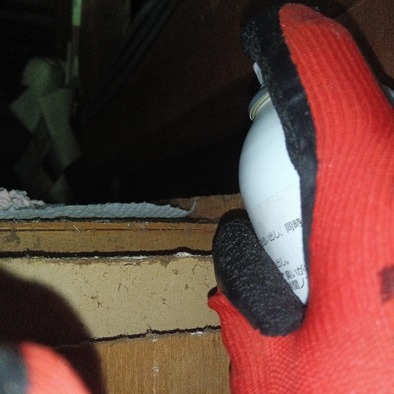 天井裏に忌避剤をスプレー