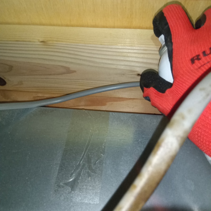 天井裏に忌避剤をスプレー