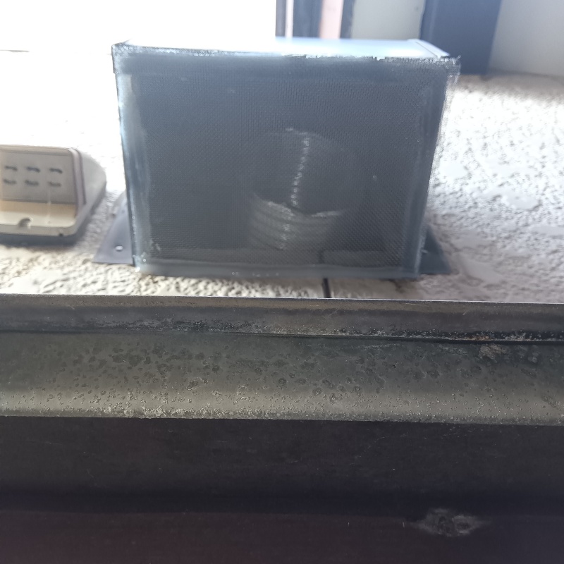 換気扇の排気口をネットで封鎖