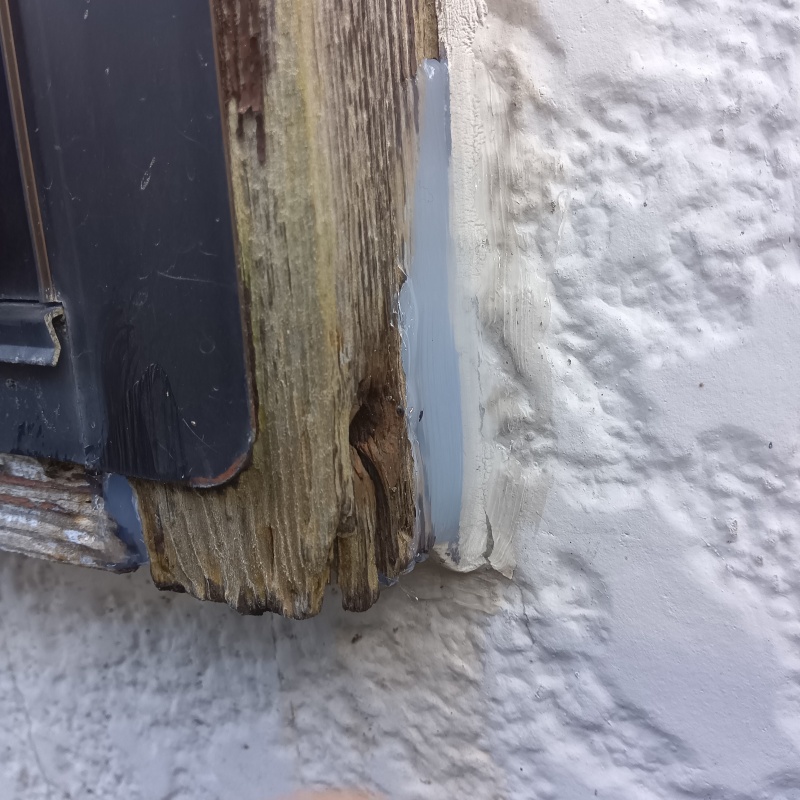 外壁と窓枠の接合部分のすき間を封鎖