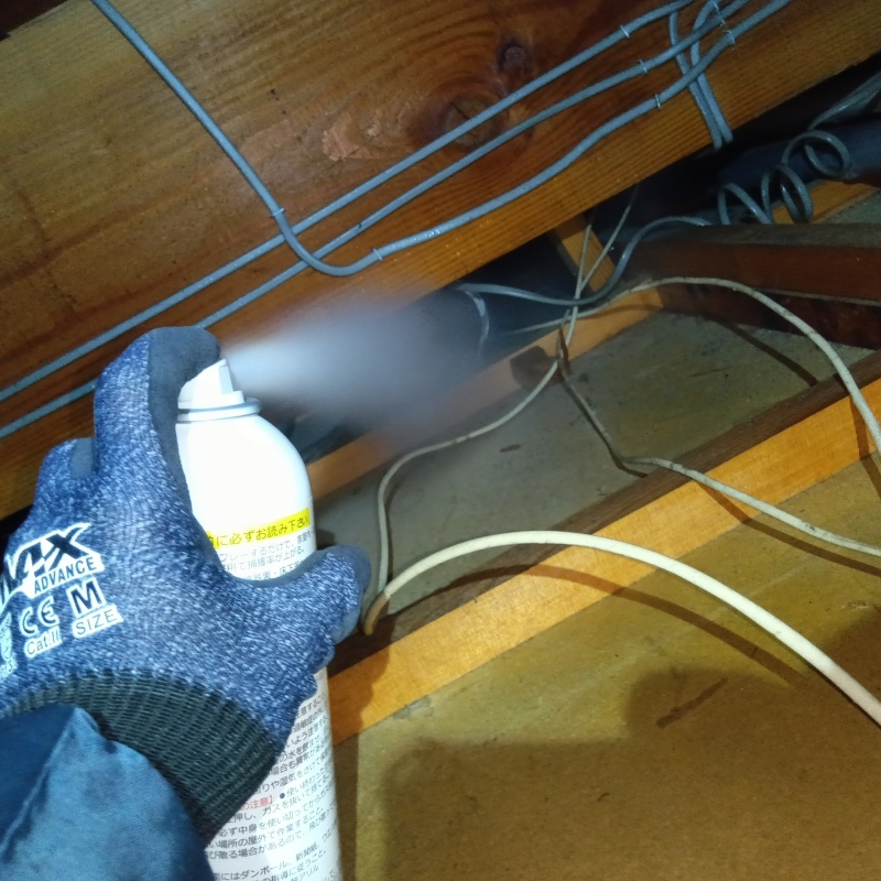 天井裏に忌避剤をスプレー