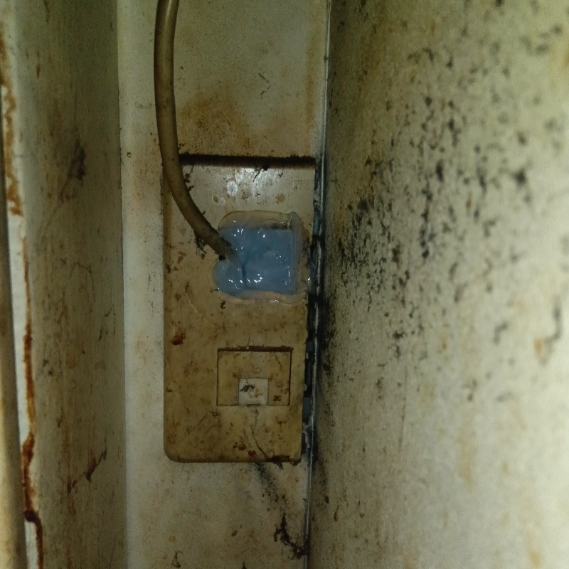 コンセントの穴をパテで封鎖