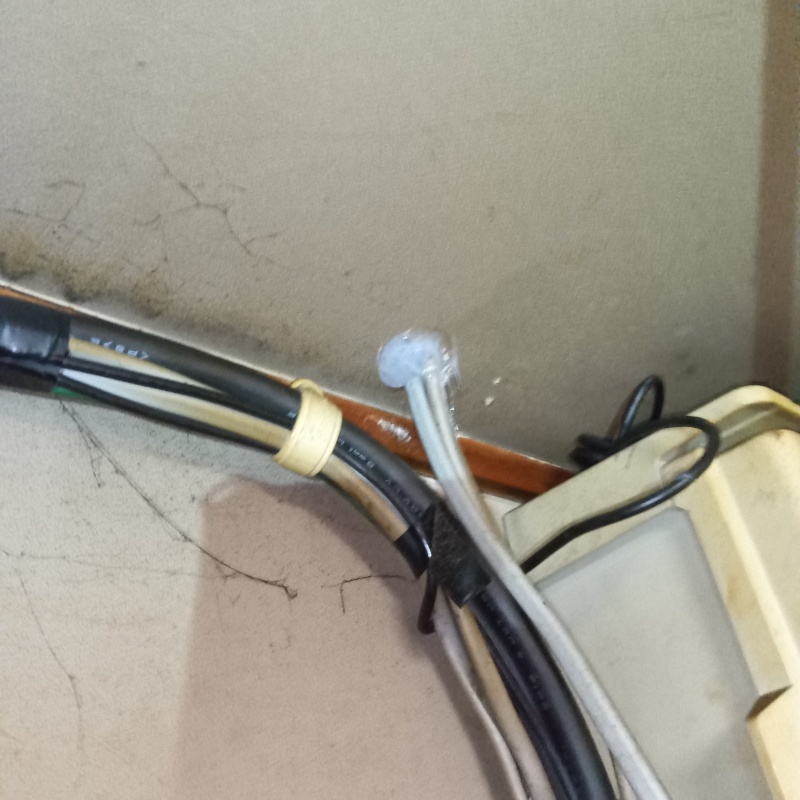 配線の引き込み穴をパテで封鎖