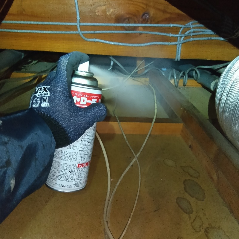 殺虫剤をスプレー