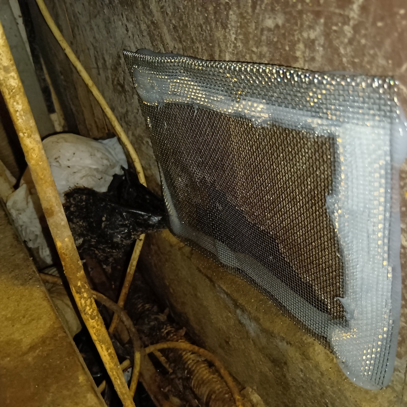 壁の開口部をネットで封鎖