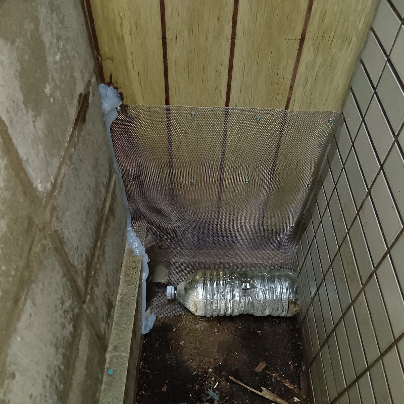 壁と地面のすき間をネットで封鎖