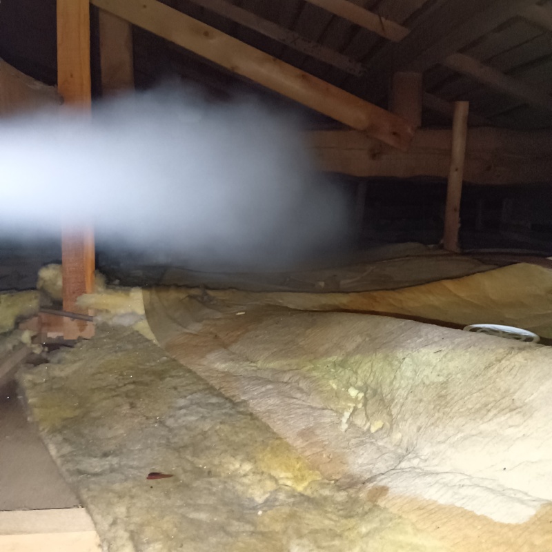 屋根裏に忌避スプレーを散布