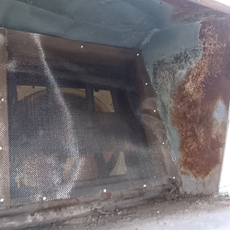 換気扇全体をネットで覆った様子