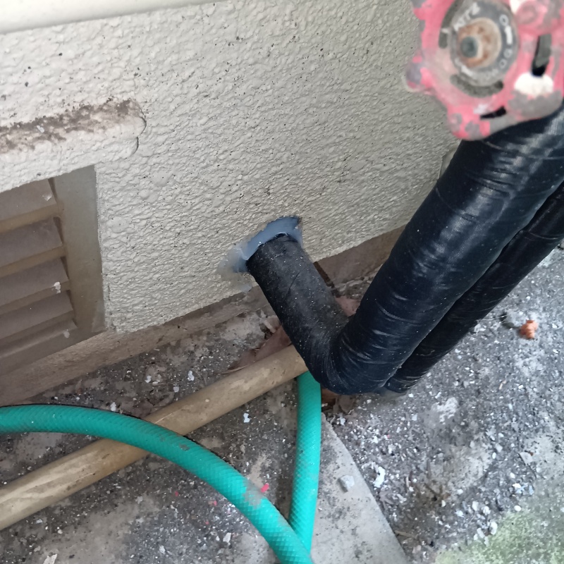 配管が通る穴のすき間を封鎖