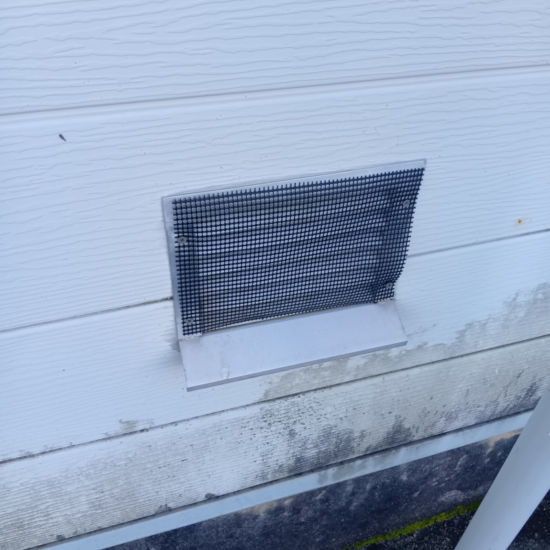外壁の換気口をネットとパテで封鎖