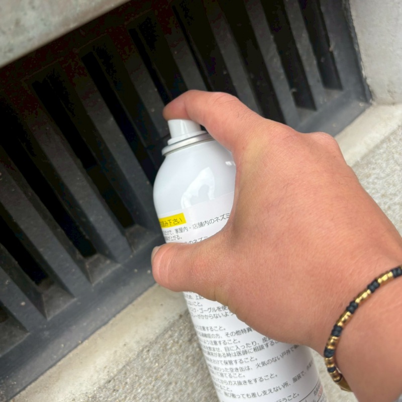床下換気口から忌避スプレーを散布