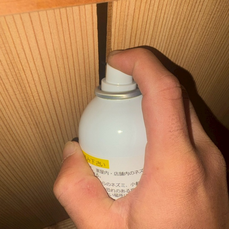 扉のすき間から忌避スプレーを散布