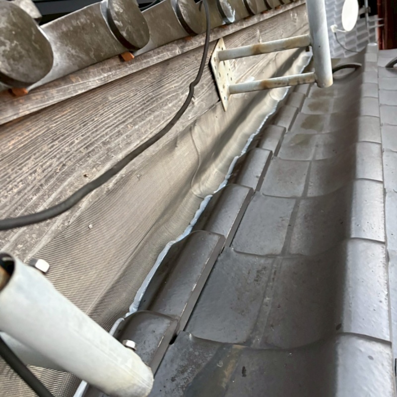 屋根瓦のすき間を封鎖