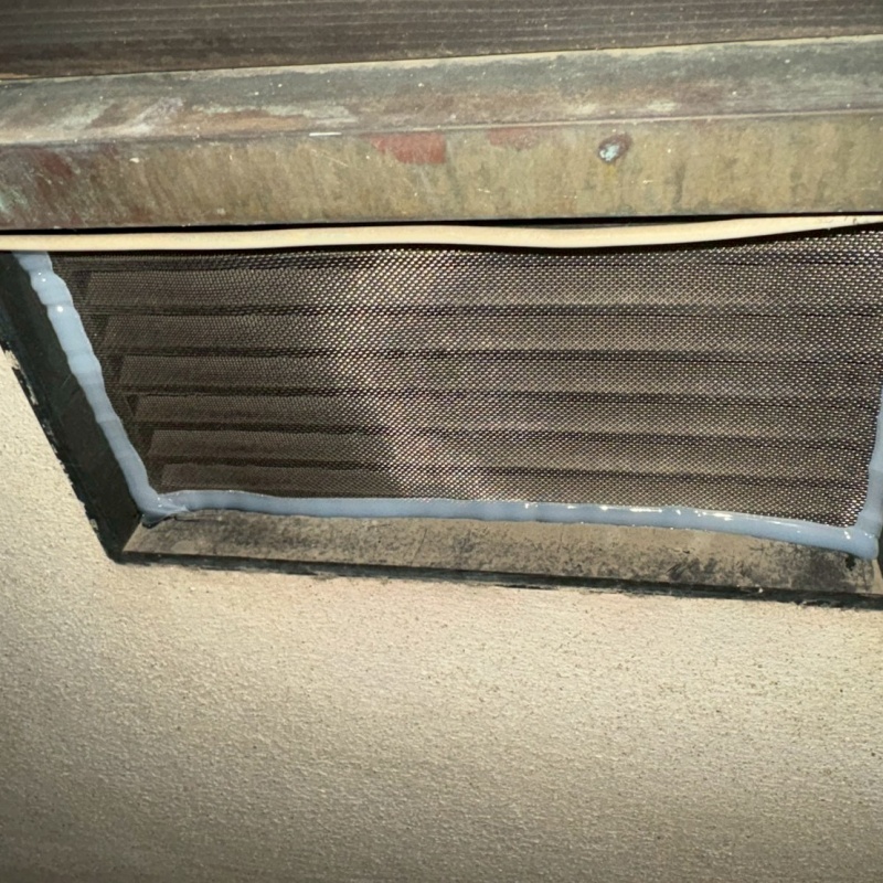 床下換気口をネットとパテで封鎖