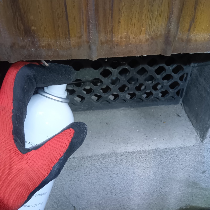 床下換気口から忌避剤をスプレー