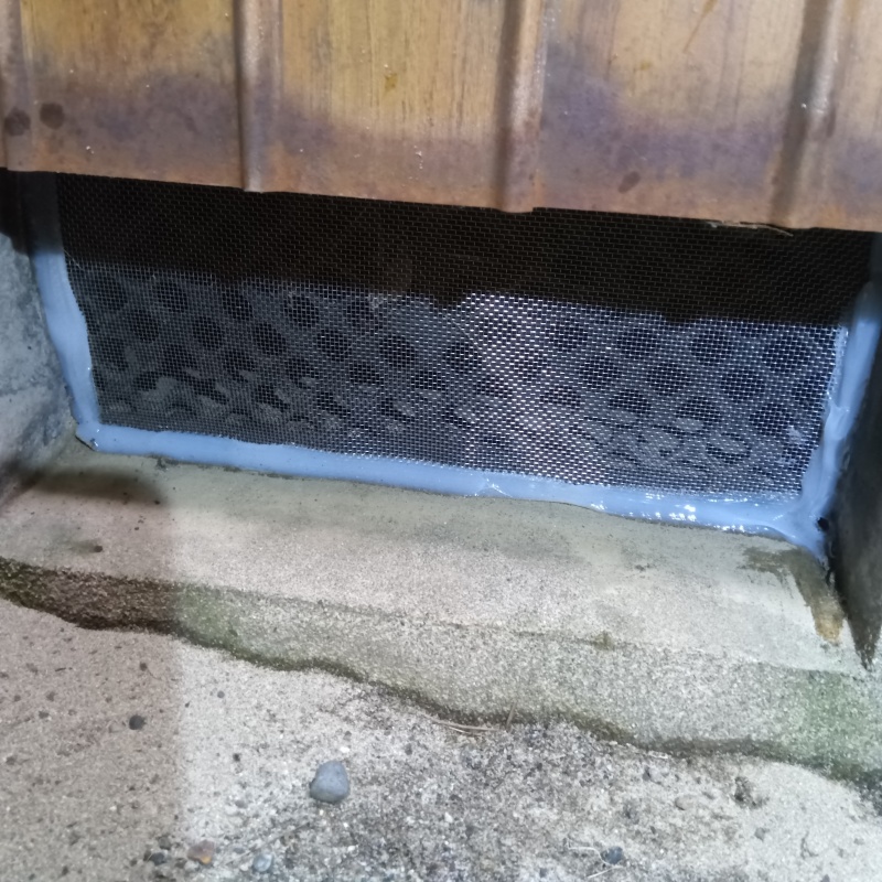 床下換気口をネットとパテで封鎖