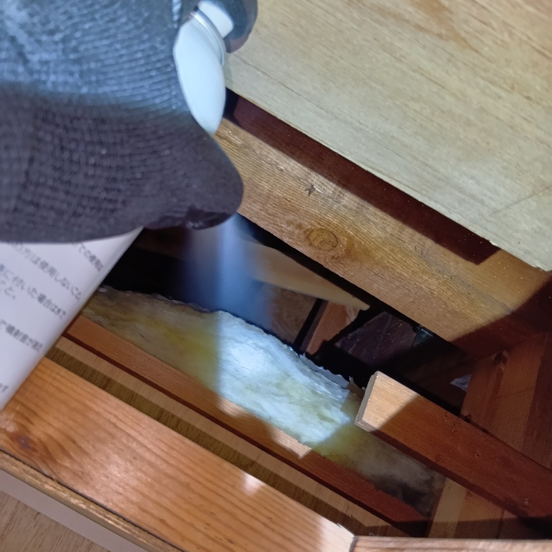 天井裏に忌避スプレーを散布