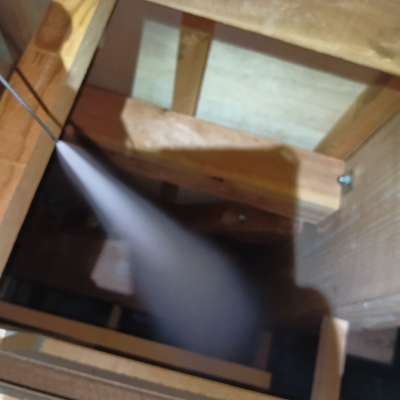 天井裏に忌避スプレーを散布