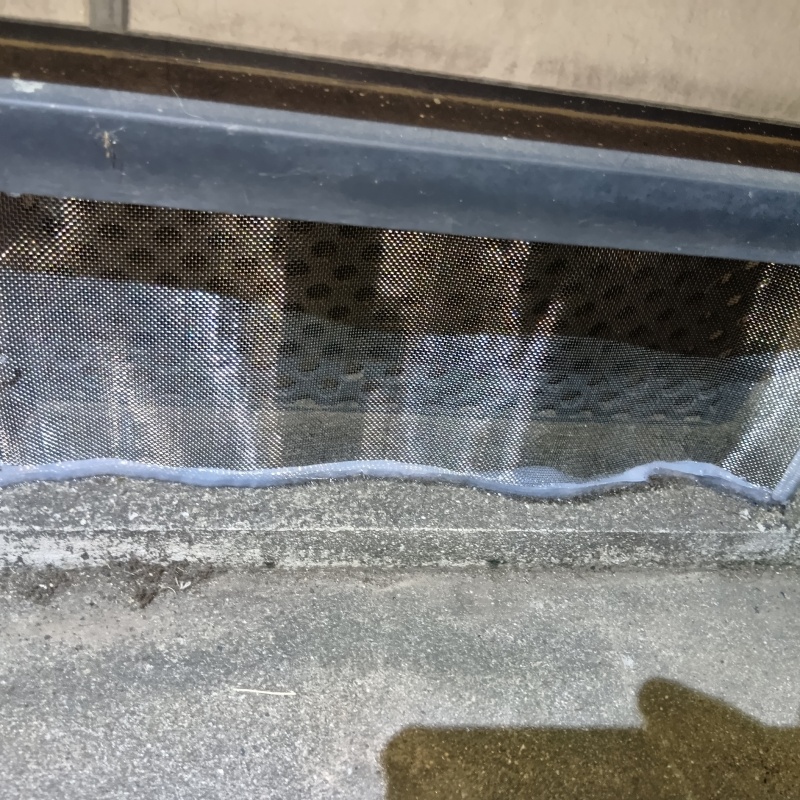 床下換気口をネットとパテで封鎖