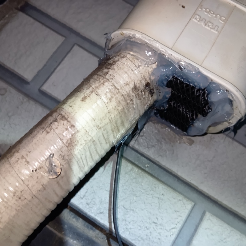 配管の導入部のすき間を封鎖