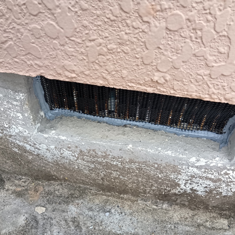 床下換気口をネットとパテで封鎖