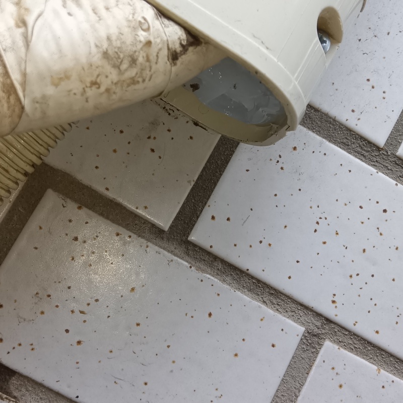 配管の導入部のすき間を封鎖