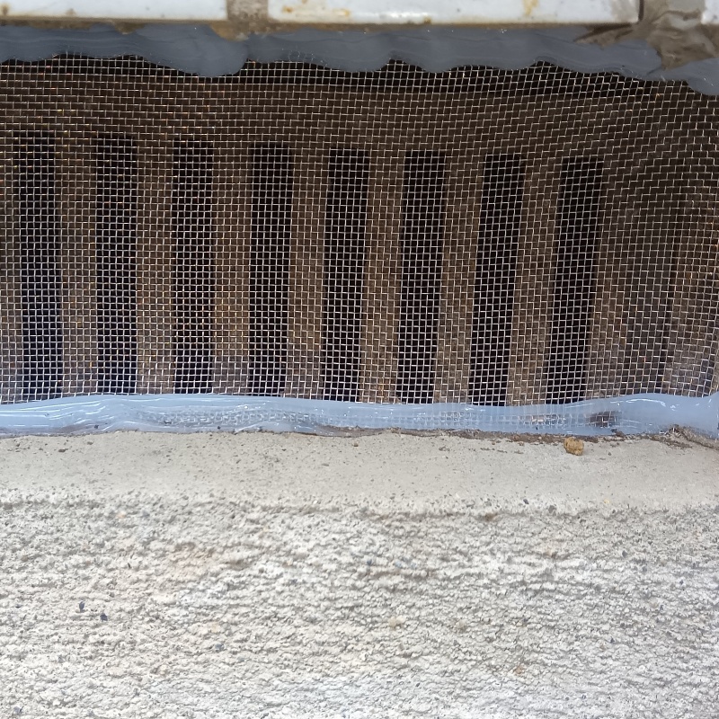 床下換気口をネットとパテで封鎖