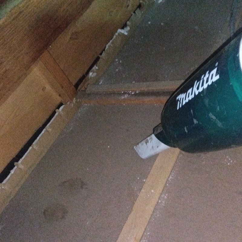 掃除機で汚れを清掃する様子