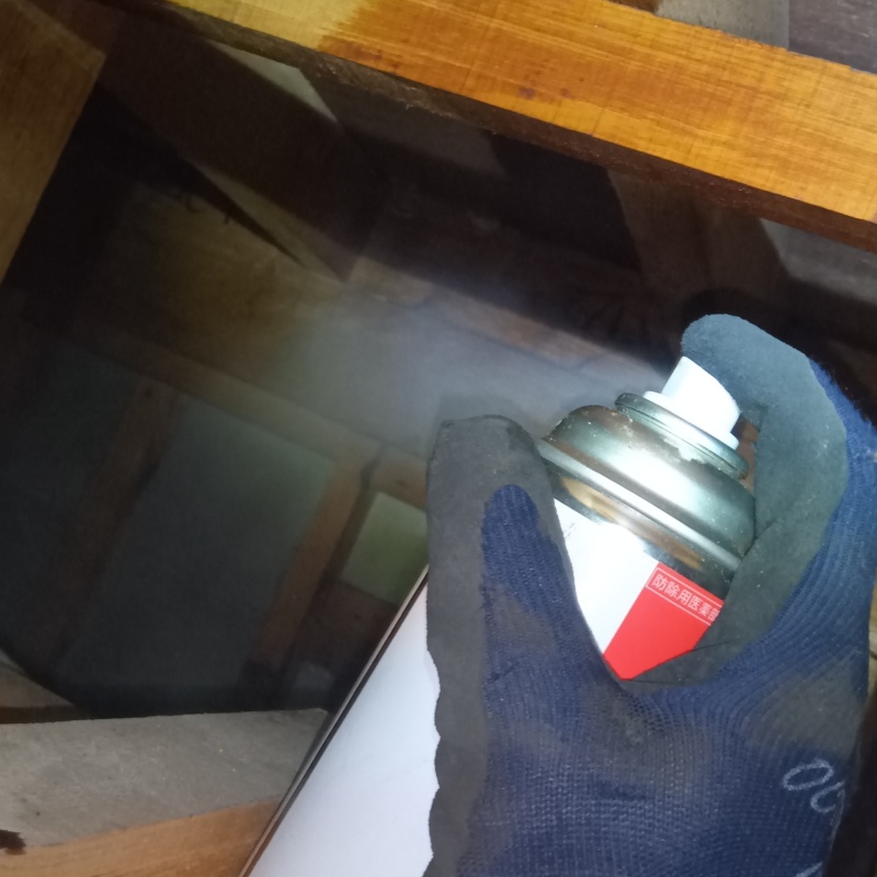 殺虫剤をスプレー