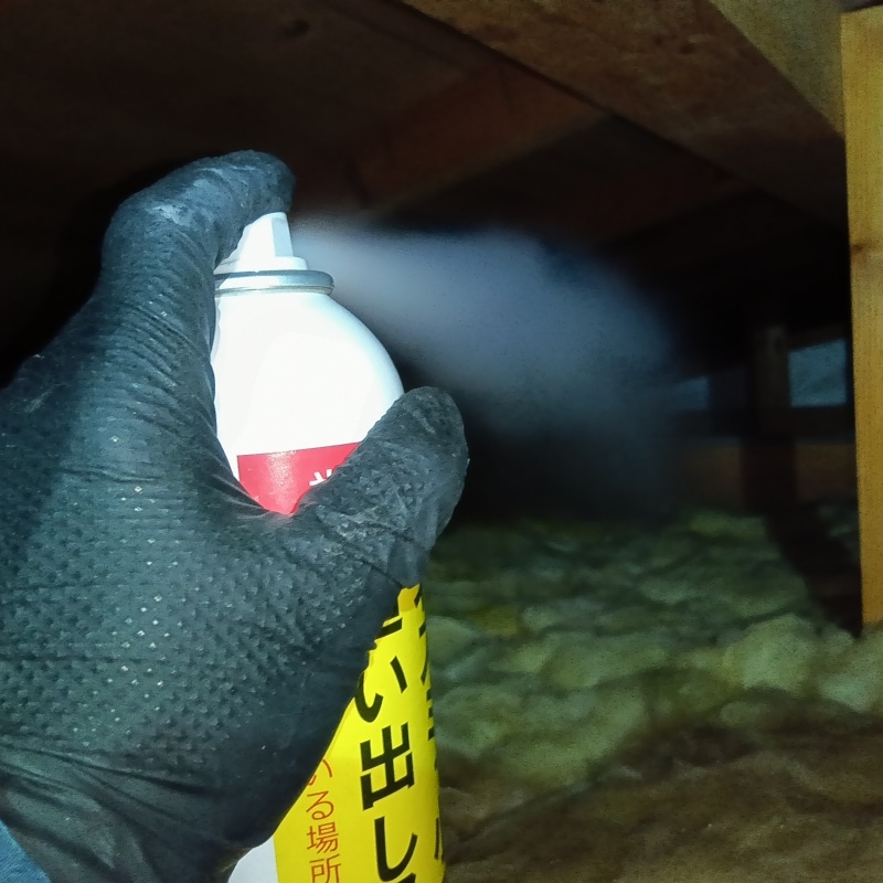 天井裏に忌避剤をスプレー