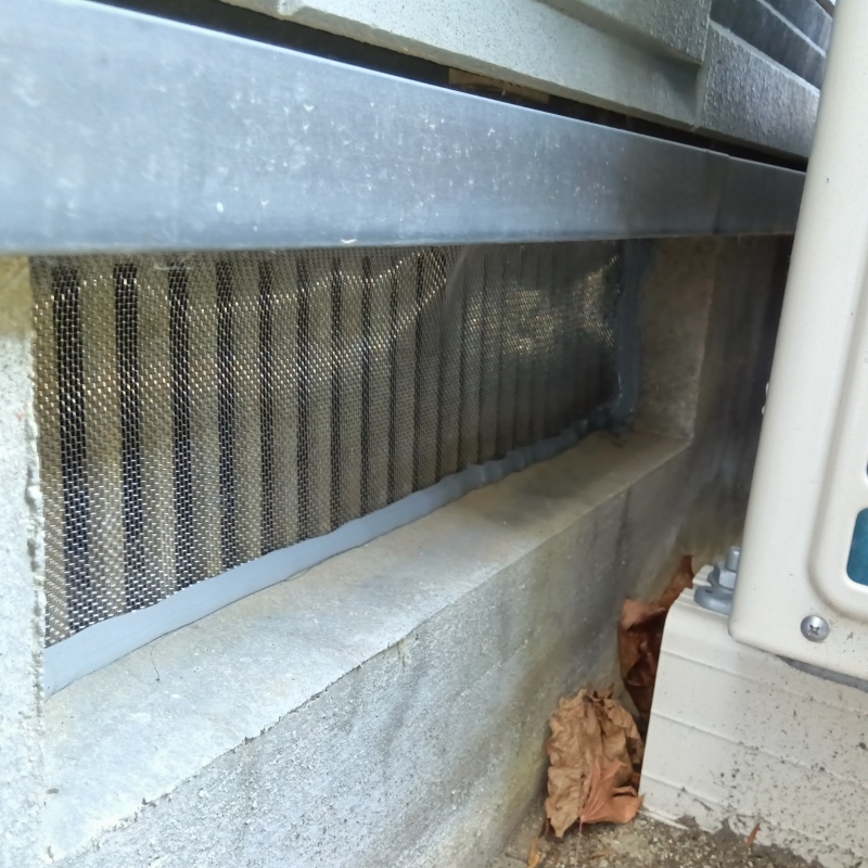 床下換気口をネットとパテで封鎖