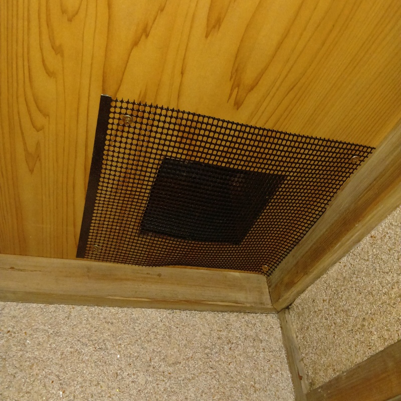 天井の開口部をネットで封鎖