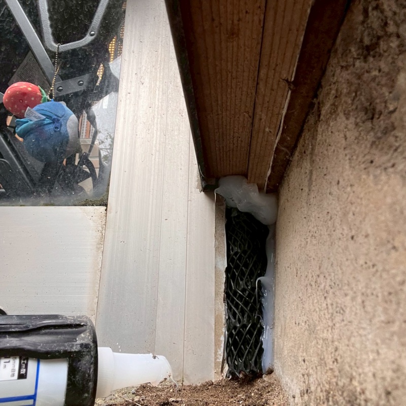 外壁と柱の間のすき間を封鎖