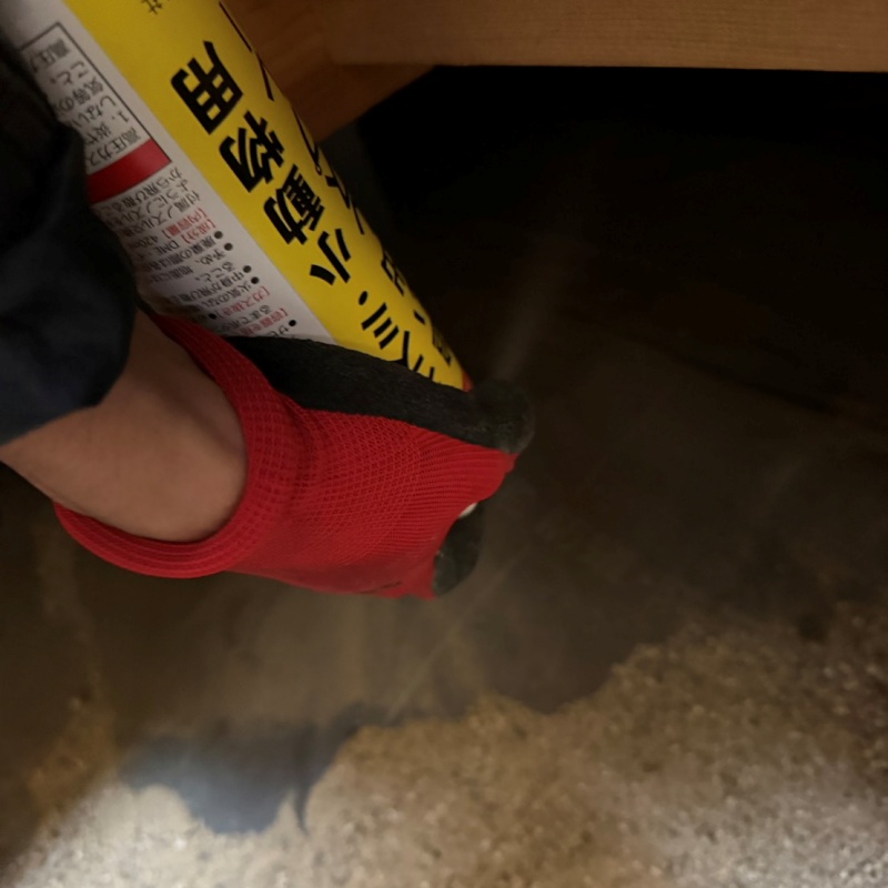 床下に忌避スプレーを散布