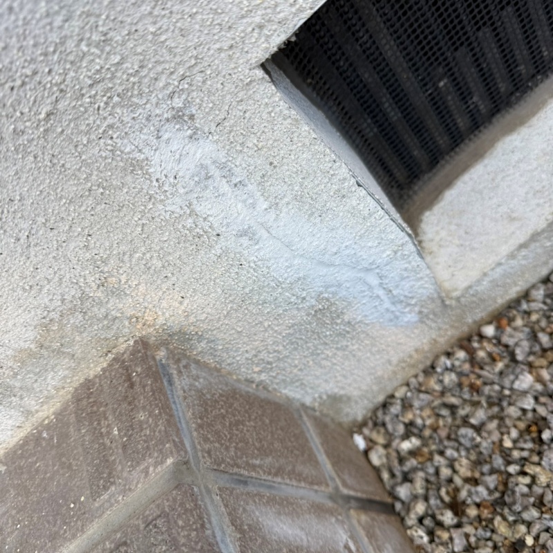 ひび割れを補修し床下換気口のすき間を封鎖