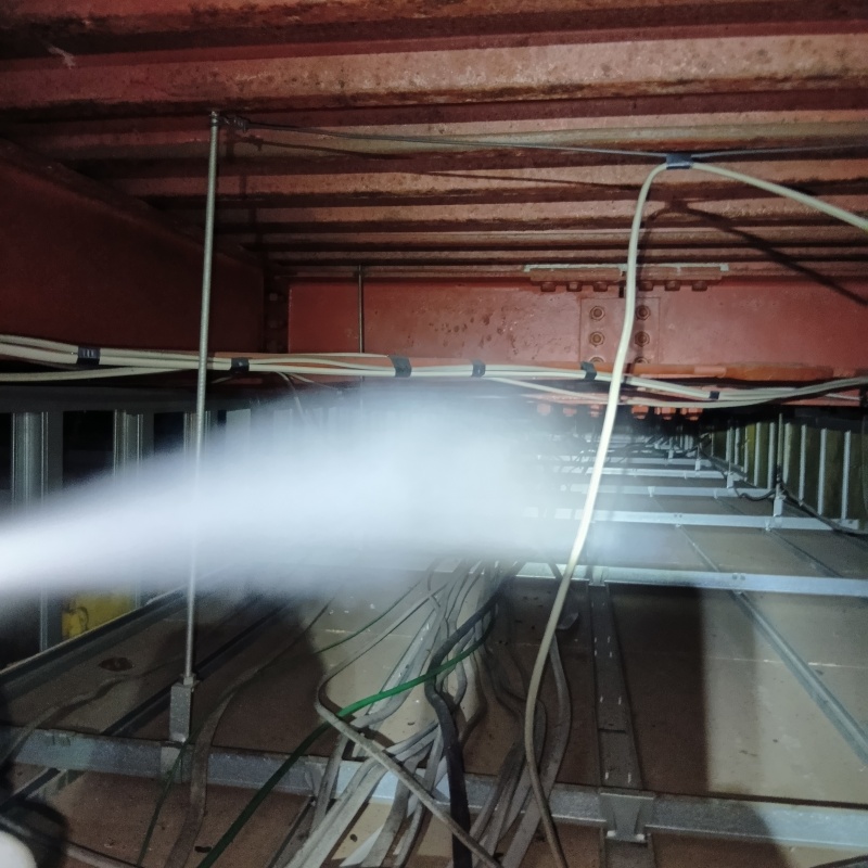 天井裏に忌避スプレーを散布