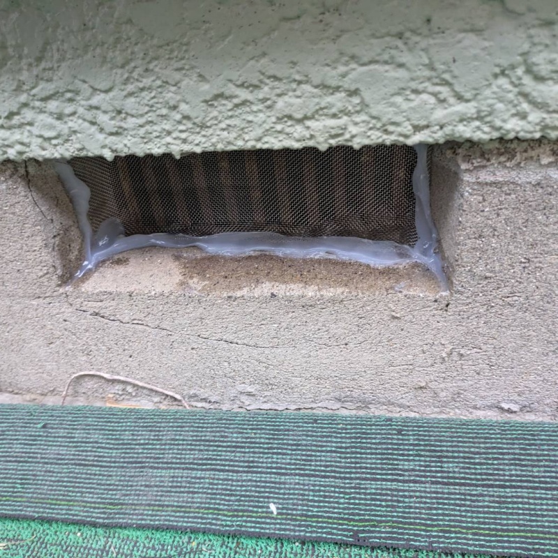 床下換気口をネットとパテで封鎖