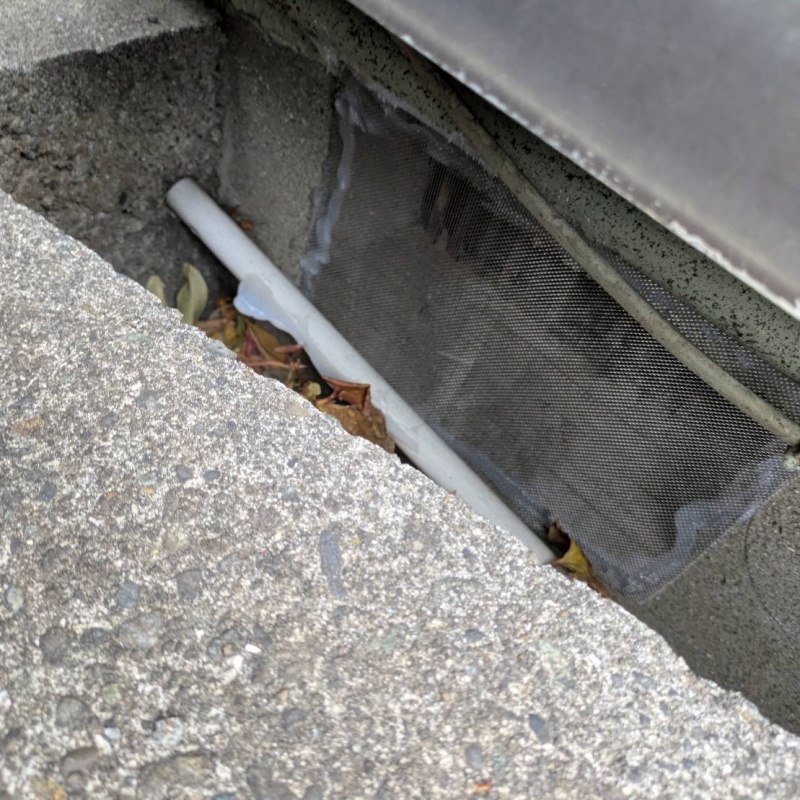 床下換気口をネットとパテで封鎖