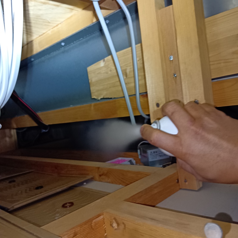 天井裏に忌避スプレーを散布