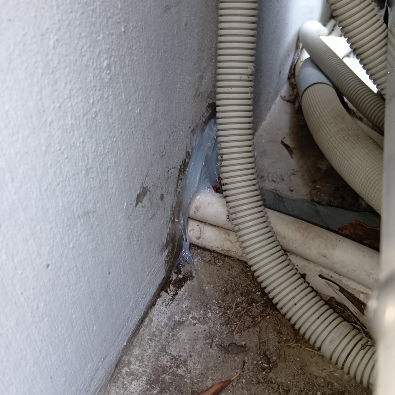 配管が通る穴のすき間を封鎖