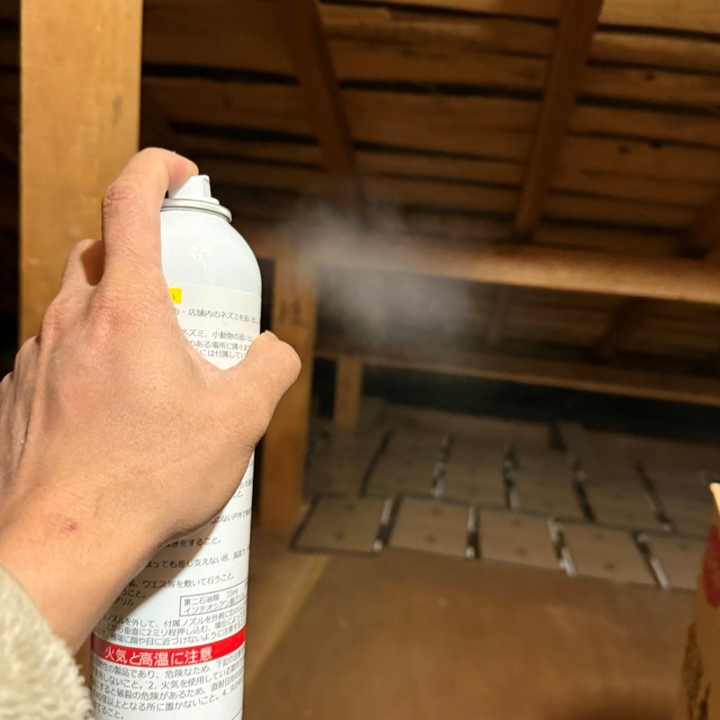 忌避スプレーを散布