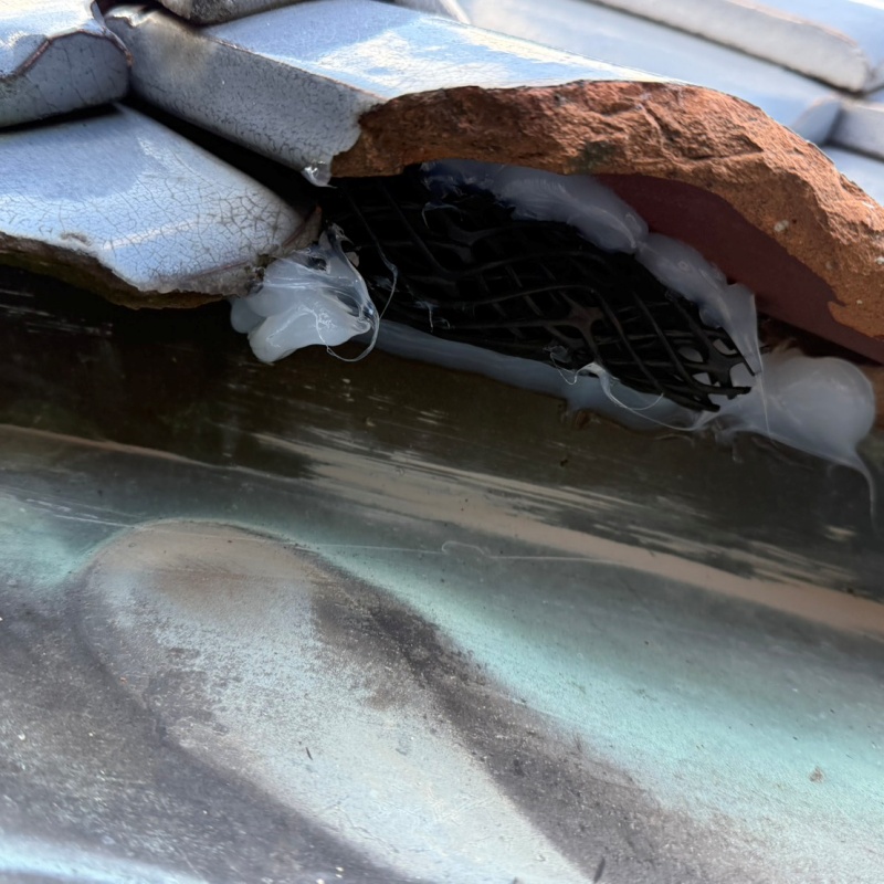 屋根瓦のすき間を封鎖