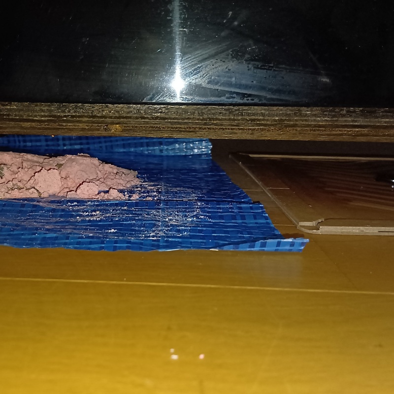 棚の下に殺鼠剤と粘着シートを設置