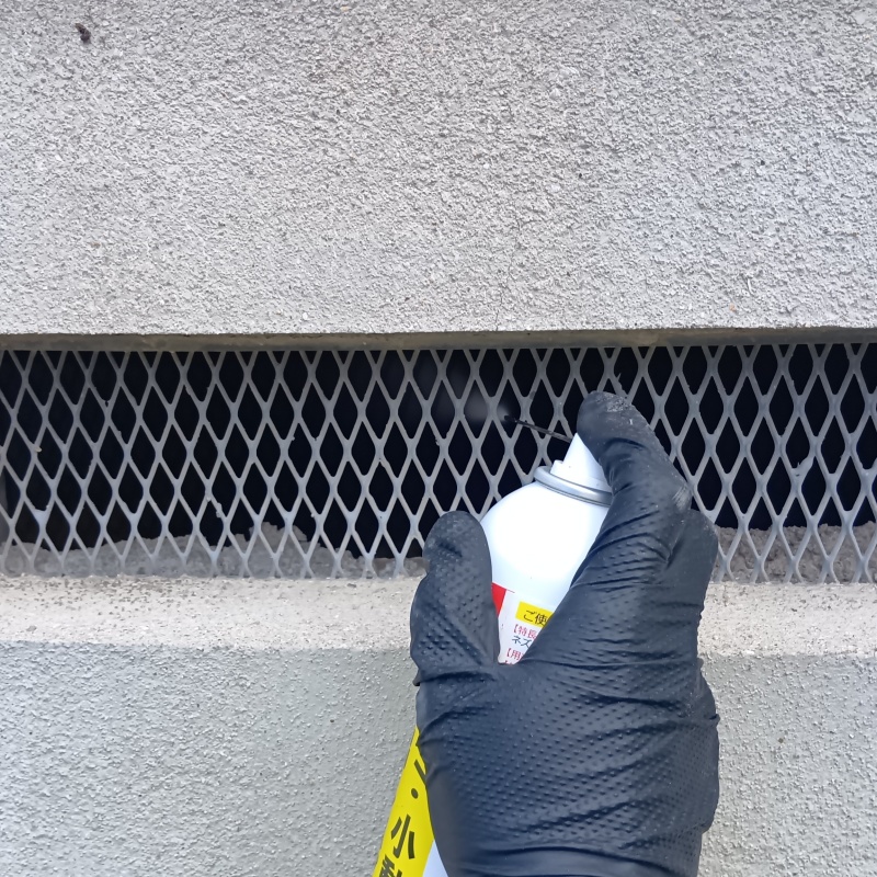 床下換気口から忌避スプレーを散布